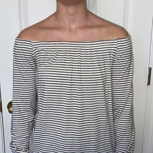 Woman’s Hollister off the shoulder blouse (xs)